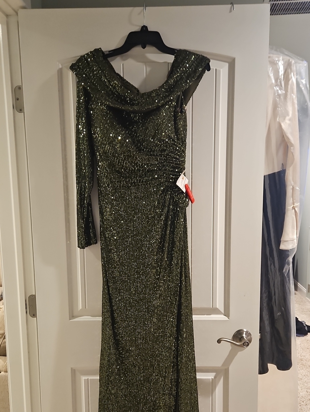 Mac Duggal Sequined Drop Shoulder Faux Wrap Gown NEW Size 6 Emerald Green